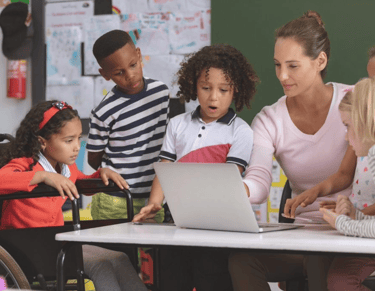 Estudantes diversos colaboram em atividade inclusiva na escola com recursos psicopedagógicos