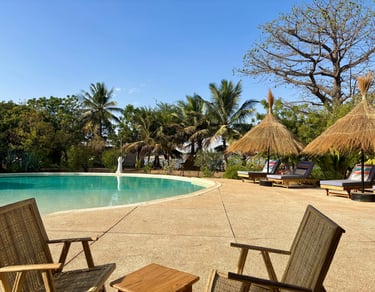 Vue de la piscine de l'hôtel de luxe Maison Fimela, situé dans le sine Saloum