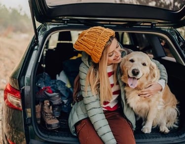 Mujer feliz viajando con su Golden Retriever - Seguro para perros Allianz Murcia