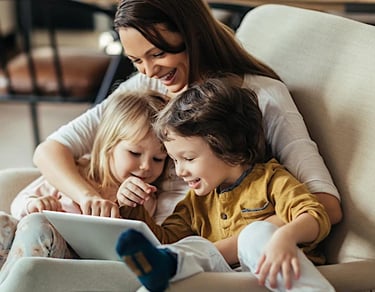 Familia feliz protegida con seguro de vida Allianz en Murcia - madre e hijos disfrutando juntos en c