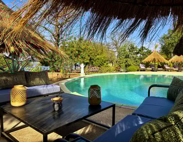 Vue de la piscine et du bolong de l'hôtel de luxe, Maison Fimela, situé dans le Sine Saloum