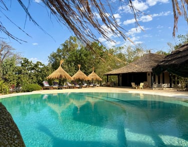 Vue de la piscine et du bar de l'hôtel de luxe, Maison Fimela, situé dans le Sine Saloum