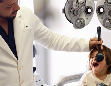 Dr Paolo Knopp em atendimento oftalmológico pediátrico