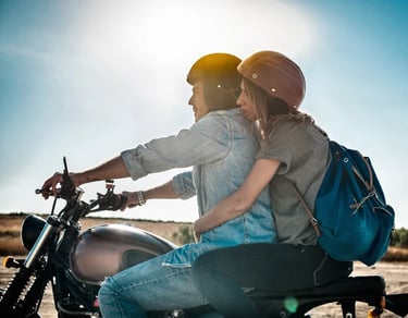 Pareja en motocicleta disfrutando de un viaje seguro con seguro de moto Allianz en Murcia