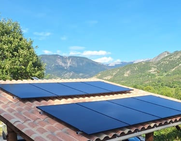 Panneaux photovoltaïques installés sur carport en plaques PST à Mézel, vue rapprochée avec paysage en arrière-plan.