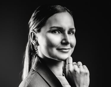 Portrait professionnel en noir et blanc réalisée dans un studio à Pau