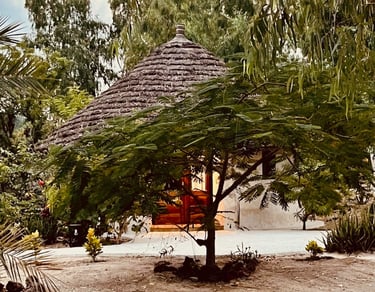 Vue extérieure d'une chambre du boutique hôtel Maison Fimela situé au coeur du Sine Saloum