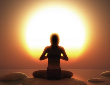 homme qui medite face au soleil et rebooste son energie corporelle