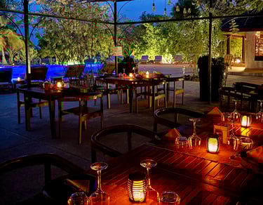 Vue de nuit du restaurant de l'hôtel de luxe, Maison Fimela, dans le Sine Saloum