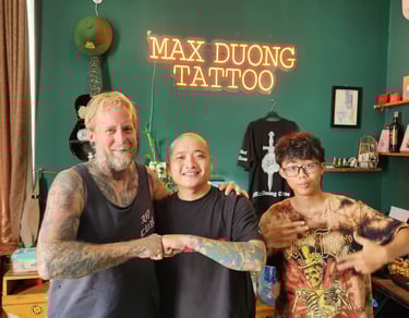 satisfied customer at max duong tattoo shop