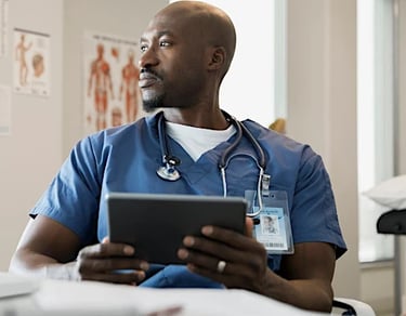 Médico especialista con tablet en consulta - seguro de salud Allianz con atención completa en Murcia