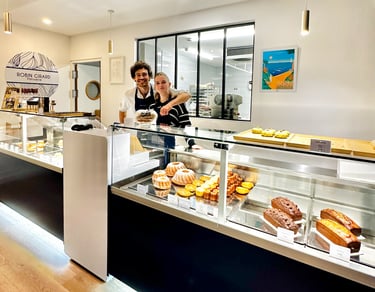 la boutique de robin girard pâtisserie à valognes avec l'équipe et la vitrine