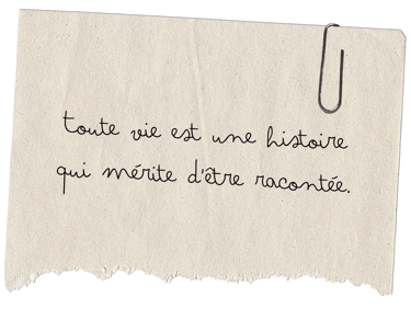 Papier avec citation "Toute vie est une histoire qui mérite d'être racontée"