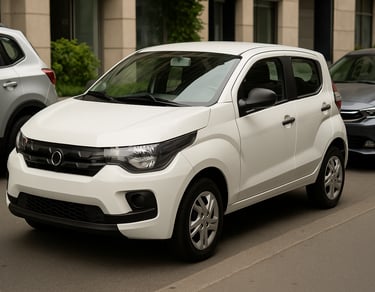 Fiat Mobi branco estacionado entre carros maiores em rua urbana, simbolizando o conceito de carro co