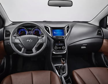 interior do HB20X automático usado 2015 com painel e central multimídia