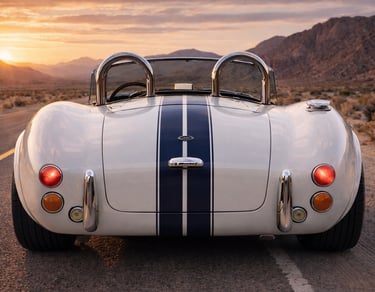 shelby cobra branco com faixas azuis visto pela traseira