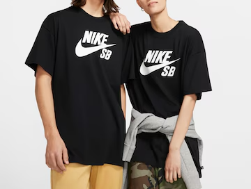 algumas pessoas em pé uma ao lado da outra vestindo camisetas Nike