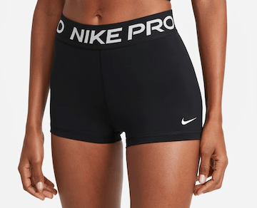 uma mulher com um top esportivo preto e shorts
