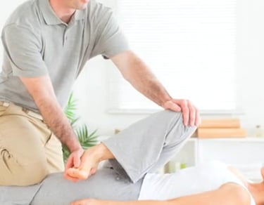 Paciente recibiendo terapi fisica en la pierna en Luxury Therapy & Ultrasound Center, Hialeah, Fl