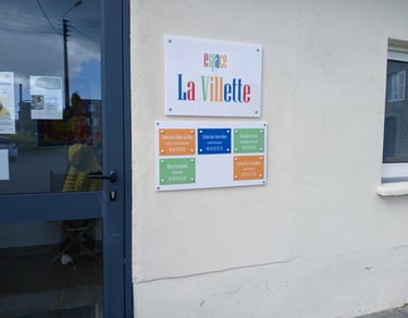 Enseigne sur la façade du cabinet.