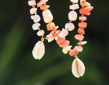Collier de coquillages et perles de culture