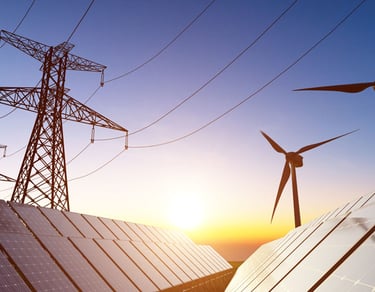 Um grupo de helices de energia eólica ao lado de uma torre de energia elétrica.