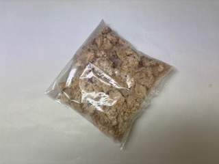 vakuumiertes Produkt, tiefgekühlte Fleisch- und Knochenstücke;