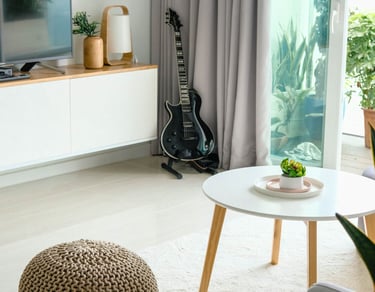 Chambre organisée avec zones définies pour un quotidien apaisé