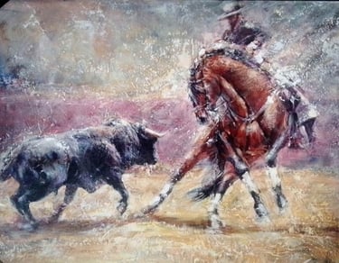 Pintura al óleo sobre tabla de una escena de rejoneo y caballo castaño realizando un quiebro ante un toro bravo en el ruedo.