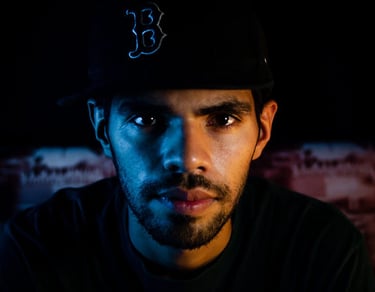 Retrato cinematográfico de un hombre con gorra de los Boston Red Sox, iluminado con  luz dramática