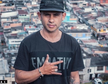 Un hombre con una camiseta negra que dice “empathy” y una gorra de béisbol