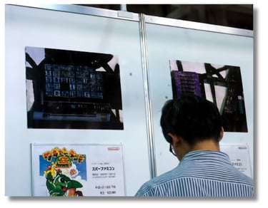 Visitante jogando Wagyan Land 2 (Namco) para o Famicom