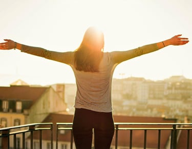 Persona feliz, después de haberse sometido a la Terapia de Vidas Pasadas