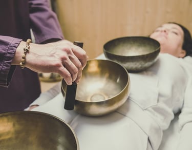 massage sonore au bols tibétains sur une femme allongée et habillée