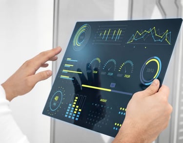 2 mains qui tiennent un ecran, tableau de données de production industrielle
