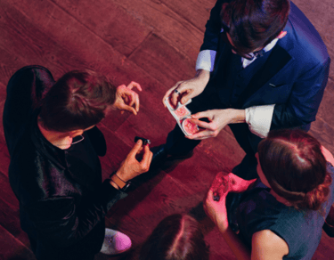 magicien close-up avec des cartes