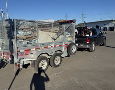 chargement d’objets dans camion (alt : Ramassage d’encombrants à Québec – GCG)