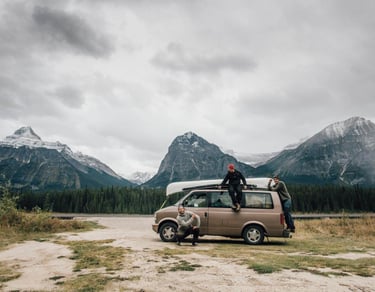 Furgoneta camper en paisaje montaña - Seguro de furgoneta Allianz Murcia para campers y uso personal