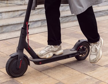 Persona usando patinete eléctrico en zona urbana de Murcia - Seguro Allianz VMP