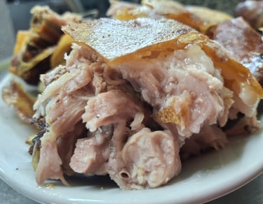 Geroosterd Sardijns speenvarken (Porceddu) bij Agriturismo Agrisole op Sardinië, vlakbij de haven en