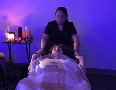 sesión de terapia energética y relajación profunda, equilibra mente, cuerpo y energia