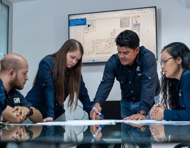 ingenieros eléctricos en reunion corporativa organizando proyecto de ingenieria cr