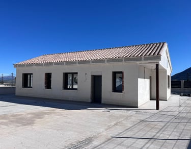 Bungalow moderne blanc en cours de construction, avec toit en tuiles rouges en terre cuite et grande