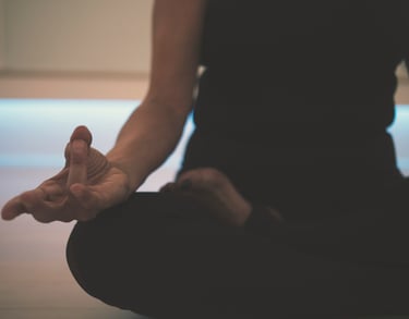 sitzende Frau meditierend