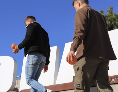 du vyrai eina vienas paskui kita