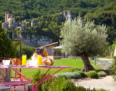 L'hôtel et spa Le Saint Cirq face à Saint-Cirq-Lapopie Lapopie