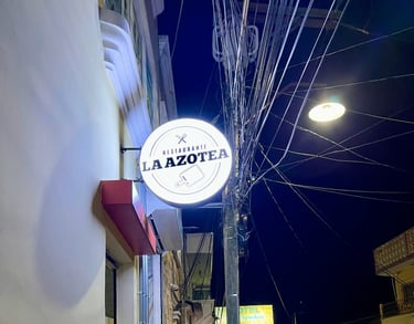 Rótulo circular personalizado con diseño único para destacarse en espacios comerciales.