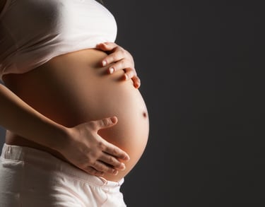 Femme enceinte après une séance d'ostéopathie avec Inès Patou, ostéopathie formée en obstétrique