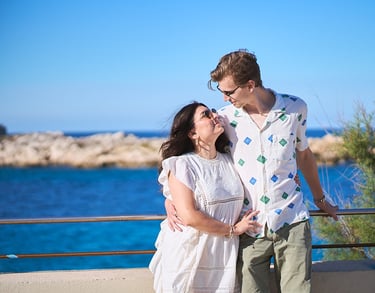 a couple posing in front of the sea in marseille during a photo session