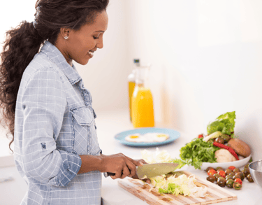 eine Frau die Spaß beim Kochen hat